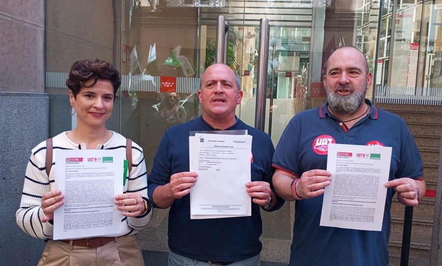 Los representantes de los sindicatos convocantes registraron un escrito en la Consejería de Sanidad